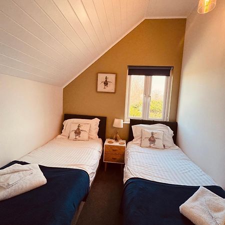 Cotswolds Lakeside Lodge - Nesbitt'S Nest South Cerney Extérieur photo