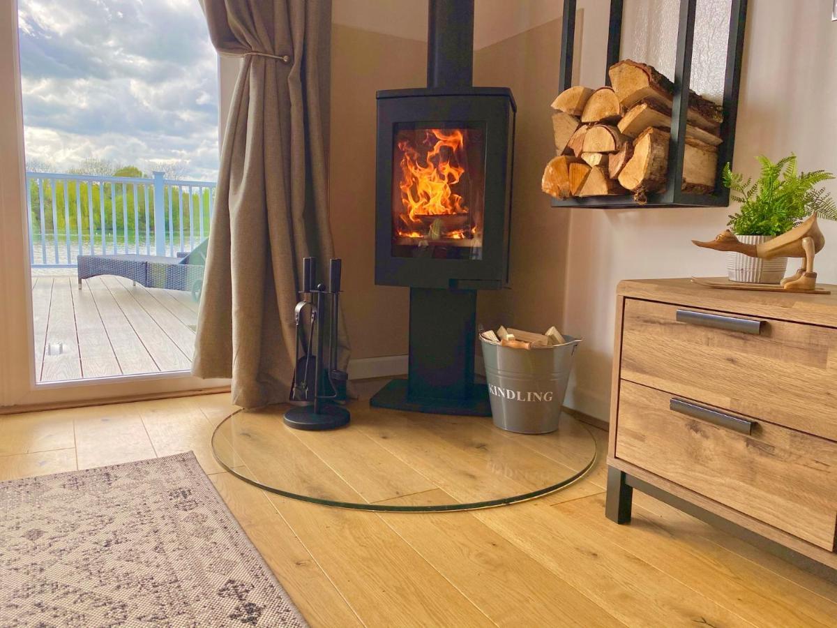 Cotswolds Lakeside Lodge - Nesbitt'S Nest South Cerney Extérieur photo