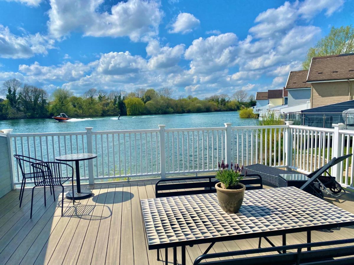 Cotswolds Lakeside Lodge - Nesbitt'S Nest South Cerney Extérieur photo