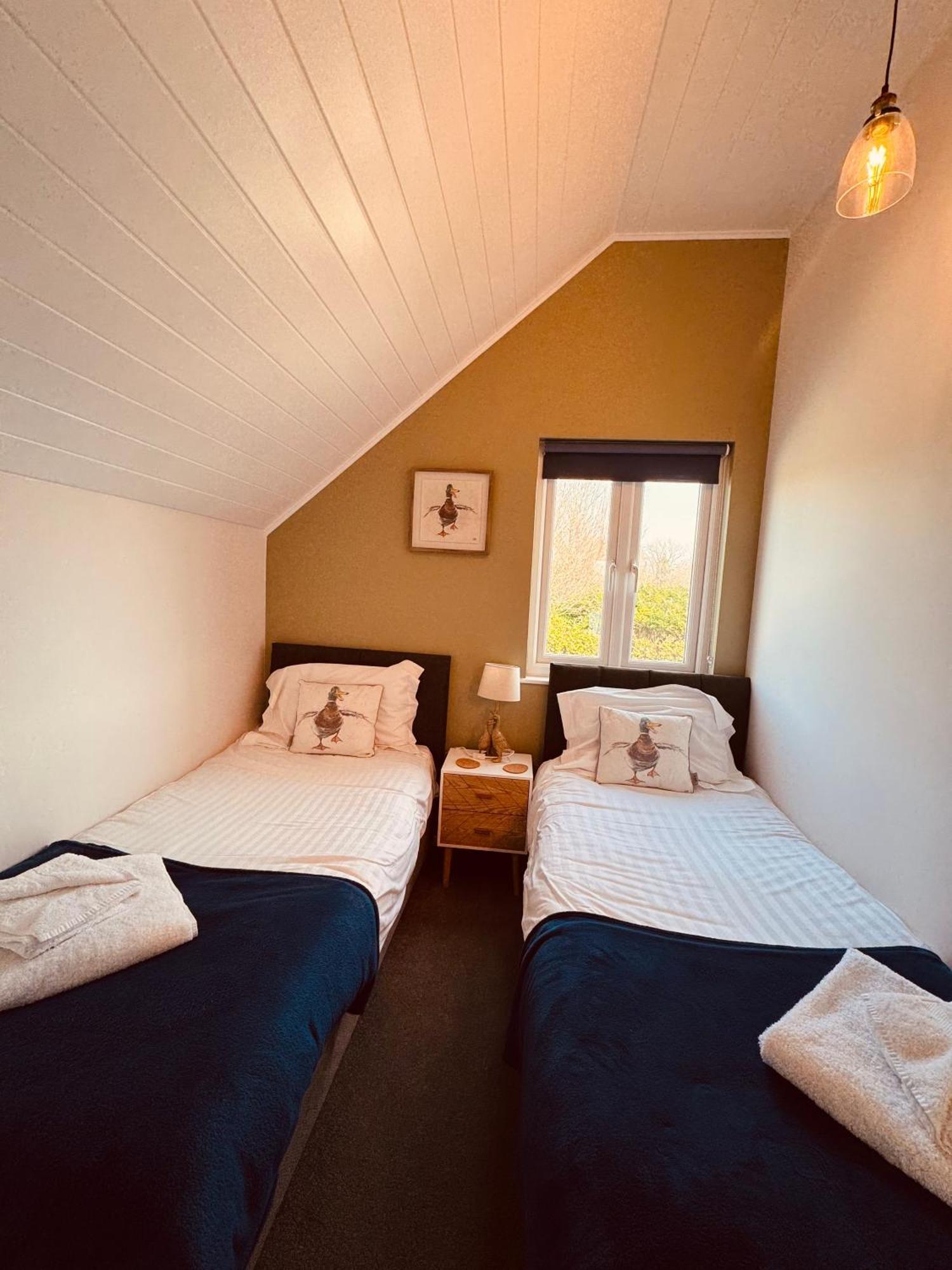 Cotswolds Lakeside Lodge - Nesbitt'S Nest South Cerney Extérieur photo