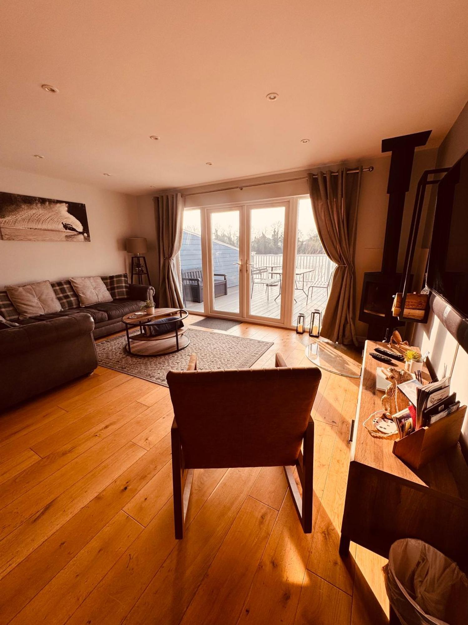 Cotswolds Lakeside Lodge - Nesbitt'S Nest South Cerney Extérieur photo